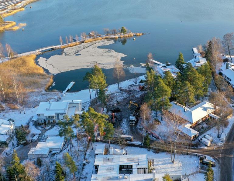 Cheekin tontti on aidattu punaisella aidalla, koska siellä on nyt vaarallista liikkua massiivisten räjäytystöiden takia.
