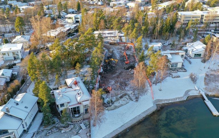 Tontille paistaa aamuaurinko, mutta puolen päivän jälkeen se alkaa jäädä varjoon.