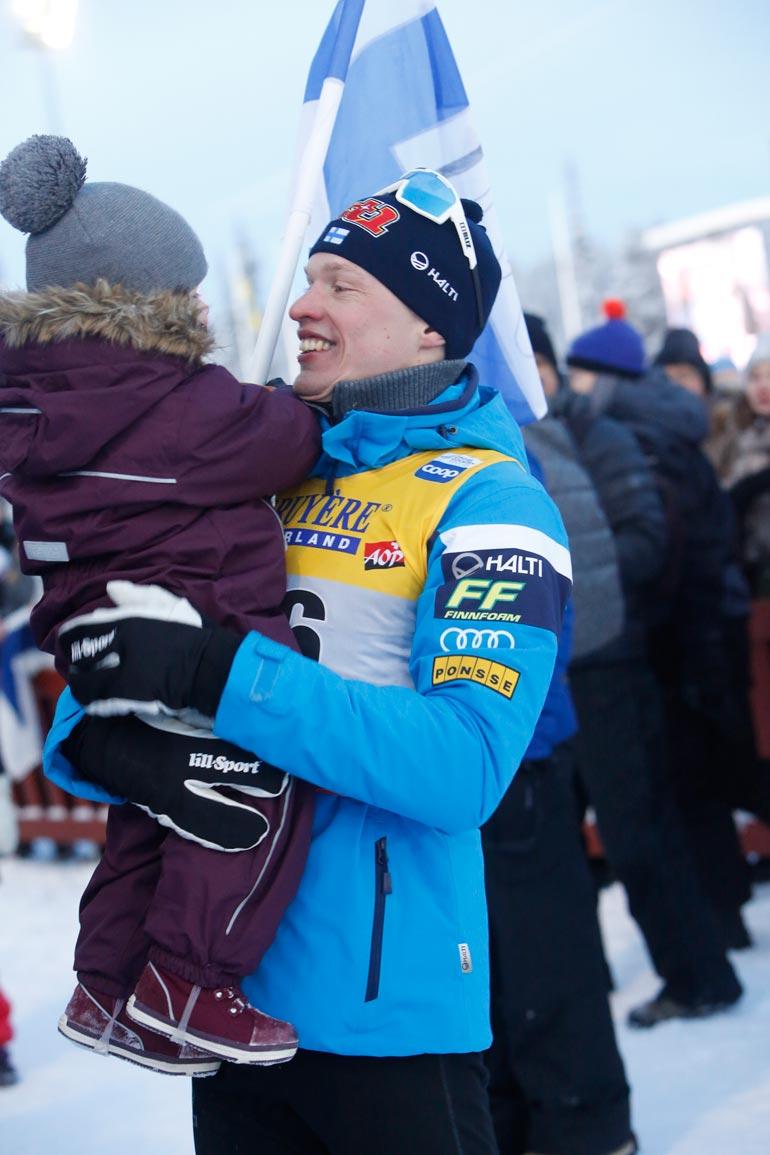 Tuttu pikkutyttö pääsi onnellisen olympiavoittajan ja maailmanmestarin käsivarsille.