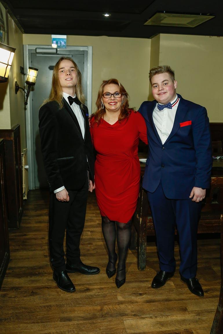 Nina Mikkonen viettää joulun poikiensa Matiaksen ja Mikaelin kanssa.