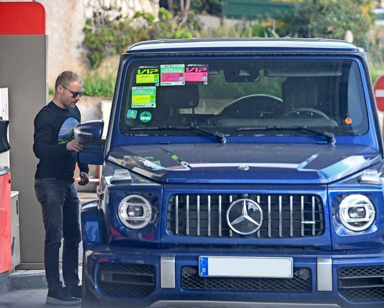 Valtteri poistui aamulla asunnoltaan. Naapurit tunnistavat formulatähden sinisestä autosta. Valtterin Mersun persoonallinen ulkonäko herättää mielipiteitä autokansassa.