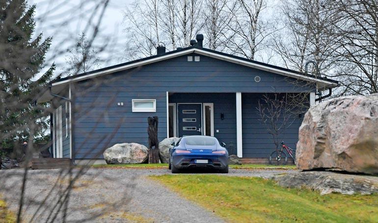 Valtterin ainoa koti Suomessa on nyt kesämökki Nastolassa. Pihalla on parkissa Valtterin Mersu GT -erikoisauto.