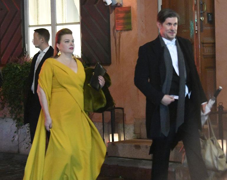 Elina Knihtilä ja Tommi Korpela pääsivät mukaan kohuministerien salabileisiin.