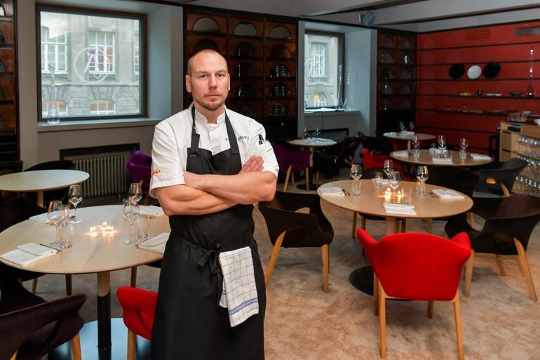 Finnjävelin Salongissa annoksilla tähdätään Michelin- tähtiin. Esimeriksi suomalainen taimen lasimestarin tyyliin vaatii todella paljon käsityötä.