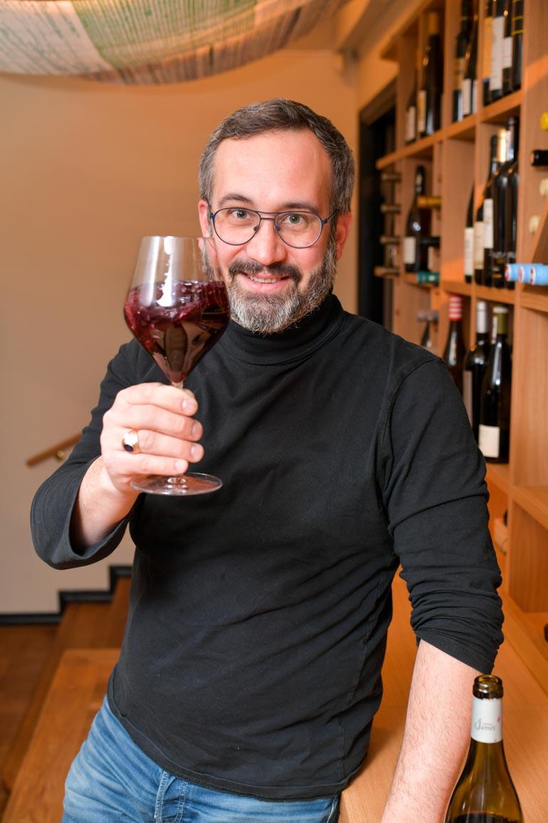 Viinien ja ruuan yhdistämisessä on muutamia takuuvarmoja makupareja. – Kestosuosikkini on paistettu lohi ja sauvignon blanc, koska viini tuo ruokaan sen kaipaamaa sitruunaisuutta, Samuil sanoo.