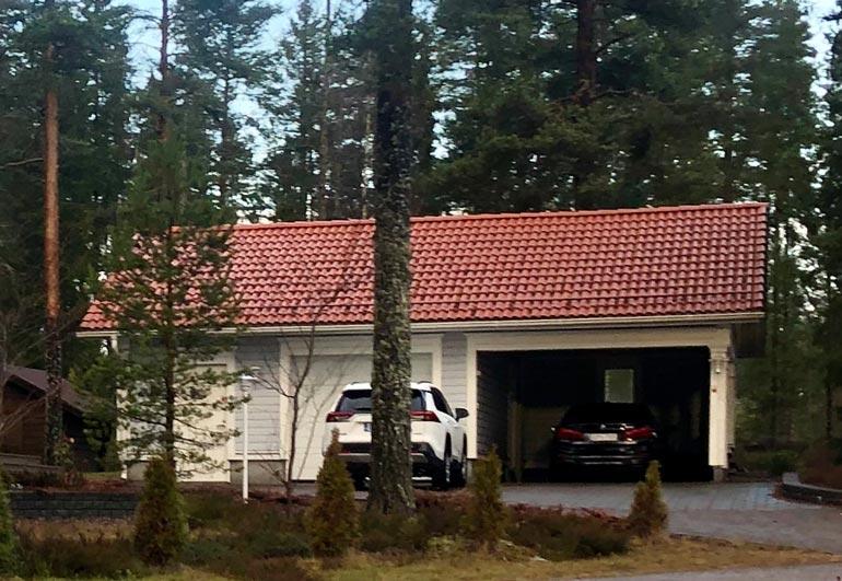 Maisan ja it-pomon talon vieressä on autotalli. Tallipaikan on ottanut it-mies Bemarilleen, ja Maisa joutuu seisottamaan Toyotaansa taivasalla.