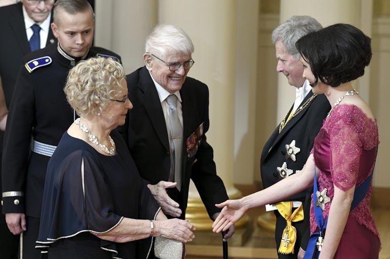 100-vuotias Unto kätteli mielellään tasavallan presidentti Sauli Niinistöä. – Toivotin hänelle hyvää itsenäisyyspäivää ja kaikkea muutakin hyvää.