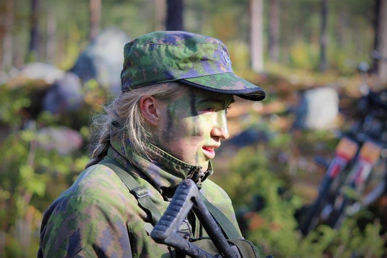 Metsästystä harrastava Anita suorittaa parhaillaan asepalvelusta Kainuun prikaatissa. Kuva dokumentista Sportliv: Nollamotivaatiosta kolminkertaiseksi nuorten MM-mitalistiksi. Dokumentti on katsottavissa Yle Areenassa.