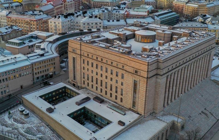 Sannan asunnon sijainti on töiden kannalta mainio. Kodista on matkaa Eduskuntatalon takaovelle vain noin sata metriä.