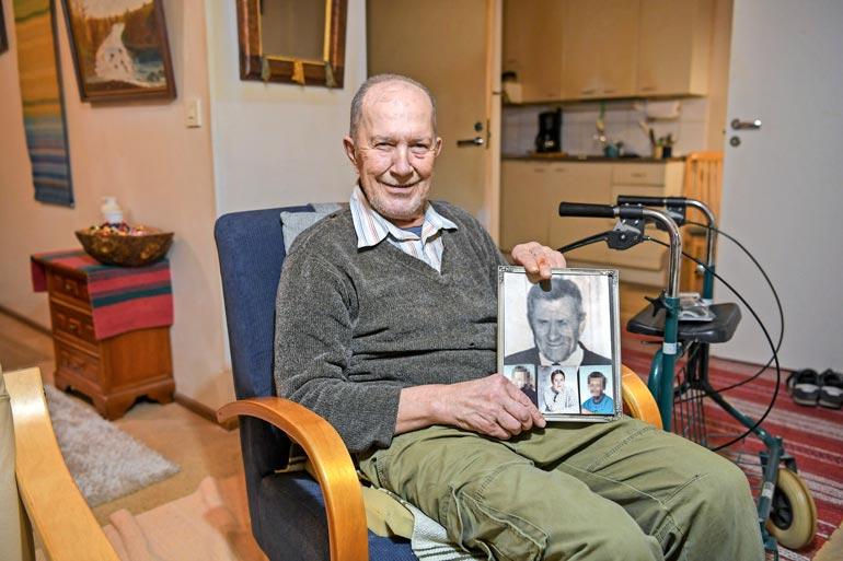 Lauri näytti vanhoja valokuviaan Seiskan reportterille. Kuvassa ylhäällä on Sannan isoisä ja alhaalla keskellä on esiteini-ikäinen Sanna.