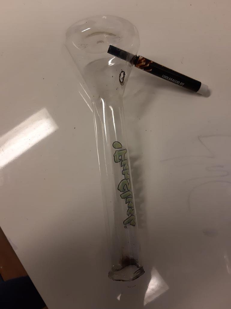 ...ja tällä piipulla taas on poltettu huumeita.