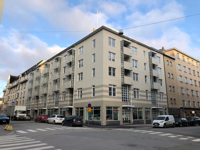 Valtavan unelmakodin sijaan Veronica muutti yksin 42 neliön yksiöön Helsingissä. Osoitetieto on päivittynyt marraskuussa.