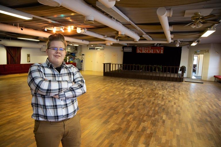 – Olen lepuuttanut ja säästellyt ääntäni, ja palaan keikkalavoille helmikuussa, Henri kertoo Häijään Tanssikrouvissa, missä hän on saanut treenata laulamista.