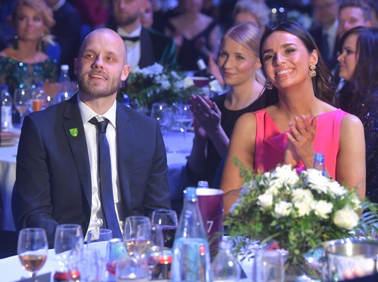 Teemu Pukki ja Kirsikka-vaimo olivat yksi gaalan kuvatuimpia pariskuntia.