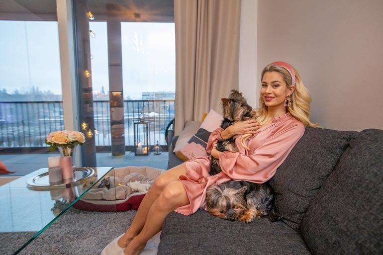 Yorkshirenterrierit Nala ja Kaisa ovat Jutan silmäterät. – Varsinkin Kaisa on näistä se vauveli, joka viihtyisi päivät pitkät sylissäni. Molemmat ovat todellisia takiaisia!