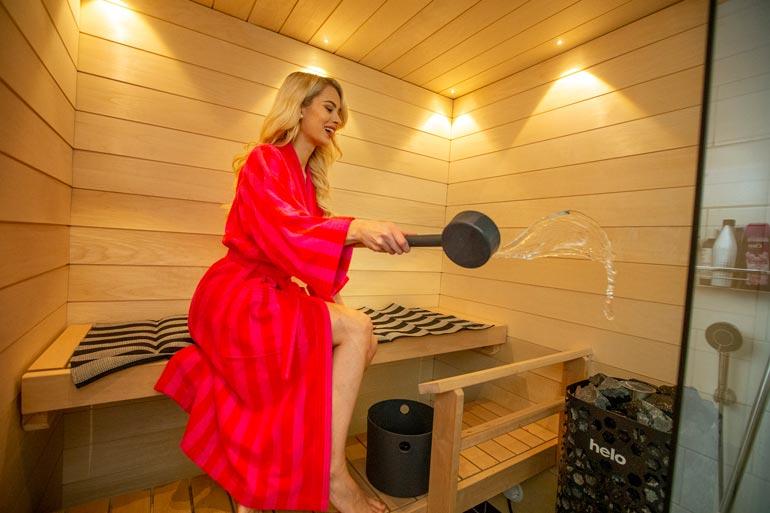 Suomen kaunein saunoja? Öky-kiusas sihisee, kun Miss Suomen 1. perintöprinsessa Jutta Kyllönen, 21, ottaa kunnon löylyt Oulun-kaksionsa luksuslauteilla.