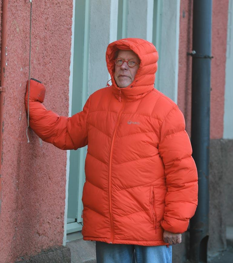 Välillä Ristomatti otti tukea seinästä. Hän lähes hukkui muhkeaan toppatakkiinsa!