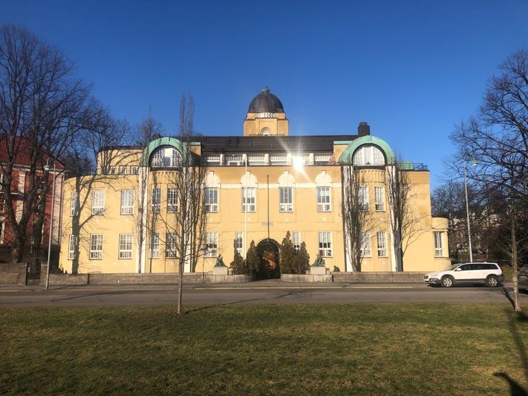 Ratia asuu todellisessa ökypalvelutalossa, johon vain harvalla eläkeläisellä on varaa.