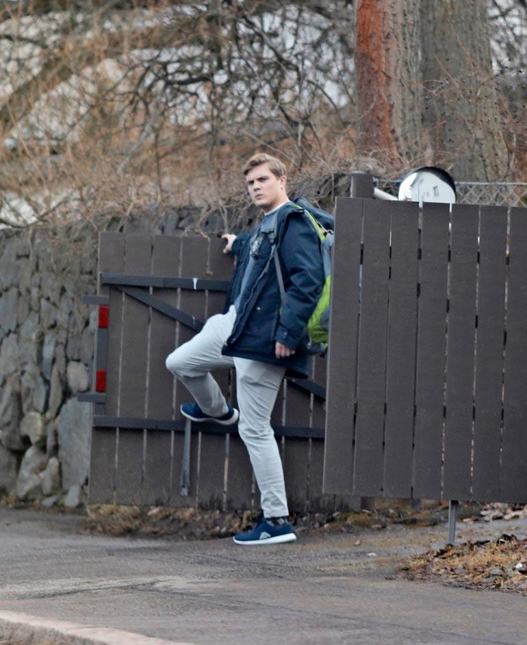 Jeri meni Pekan mukana ministerin asunnolle tunneiksi. Pekka ajoi autonsa pihalla parkkiin ja Jeri sulki portin perässään.