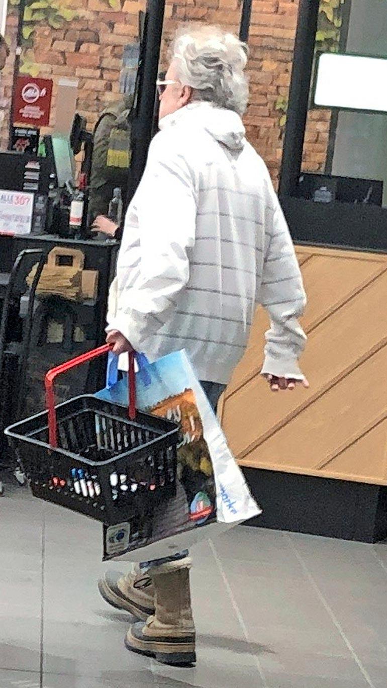 Ufomies lastasi ostoskoriinsa niin sanottua kosmista vinettoa eli tuttavallisemmin punaviiniä.