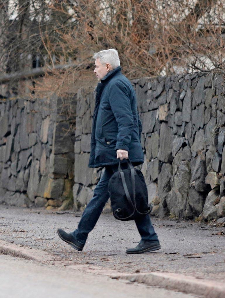 Pekka Haavisto poistui reppunsa kanssa kotoaan ja nousi aiemmin aamupäivällä vuokraamaansa pakettiautoon.