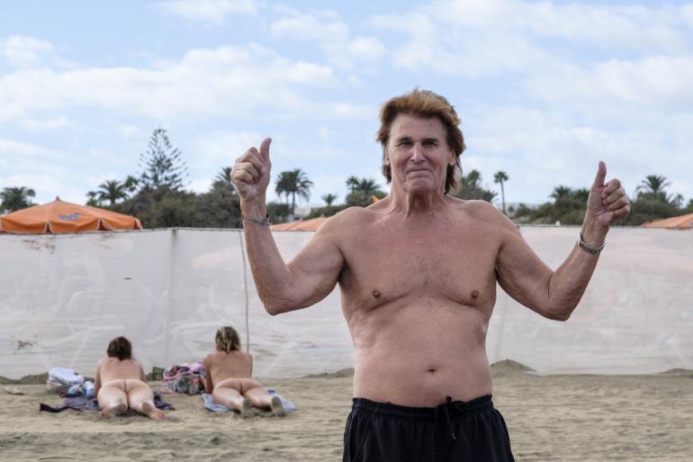 Frederik on yrittänyt pitää mielensä virkeänä Kanarialla. Kuva viime marraskuulta Playa del Inglésistä.