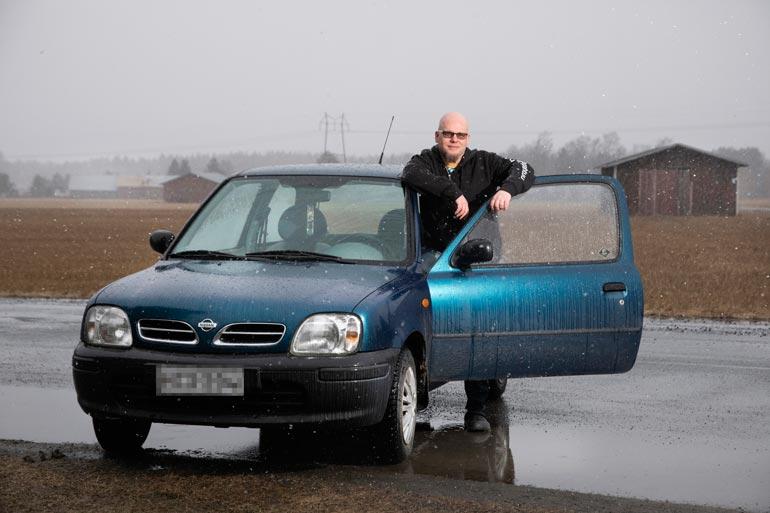 Henry Aho hankki voittorahoillaan ensimmäiseksi uuden ajopelin. – Tämä on urheilu- autojen aatelia, mies veistelee esitellessään vuosimallin 1999 Nissan Micraa.