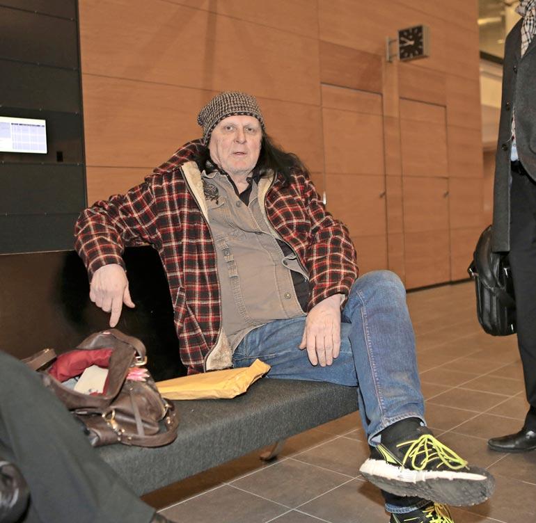 Sarjayrittäjä ja muusikko Sakari Mikael "Sakke" Järvenpää ottaa päivän kerrallaan stressaavan ulosoton kanssa.