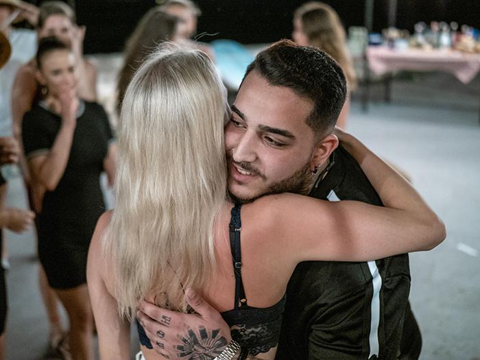 Karim saa lämpimän vastaanoton miesten saarella.