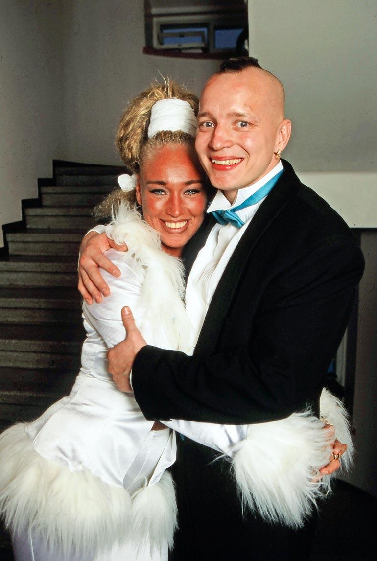 Marjutin ja tv-tähti Simo Rantalaisen häät vuonna 1996 olivat iso seurapiiritapahtuma. Pariskunta päätyi kuitenkin eroon.