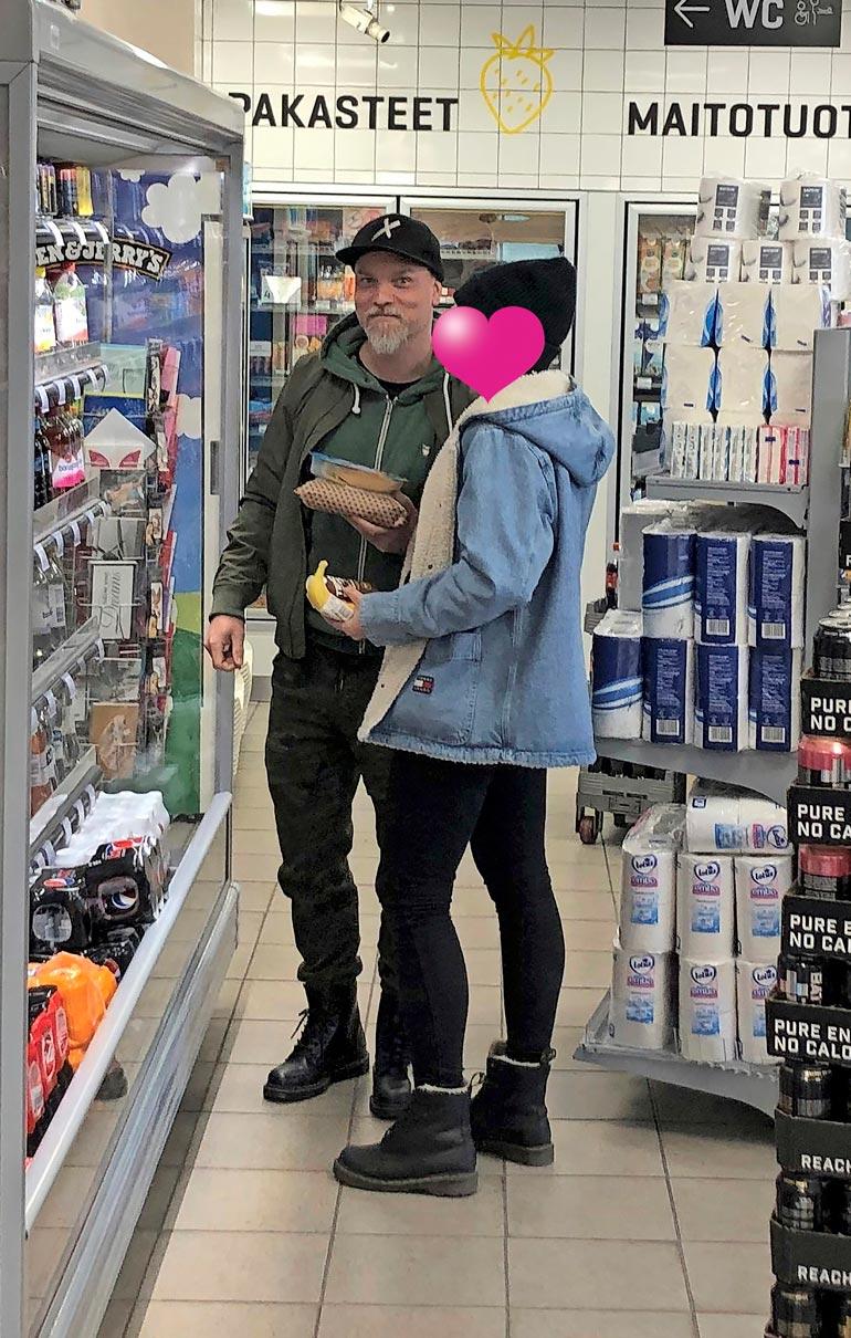 Nikolla oli hymy herkässä, kun hän pysähtyi seuralaisensa kanssa valitsemaan juomia kylmähyllystä.