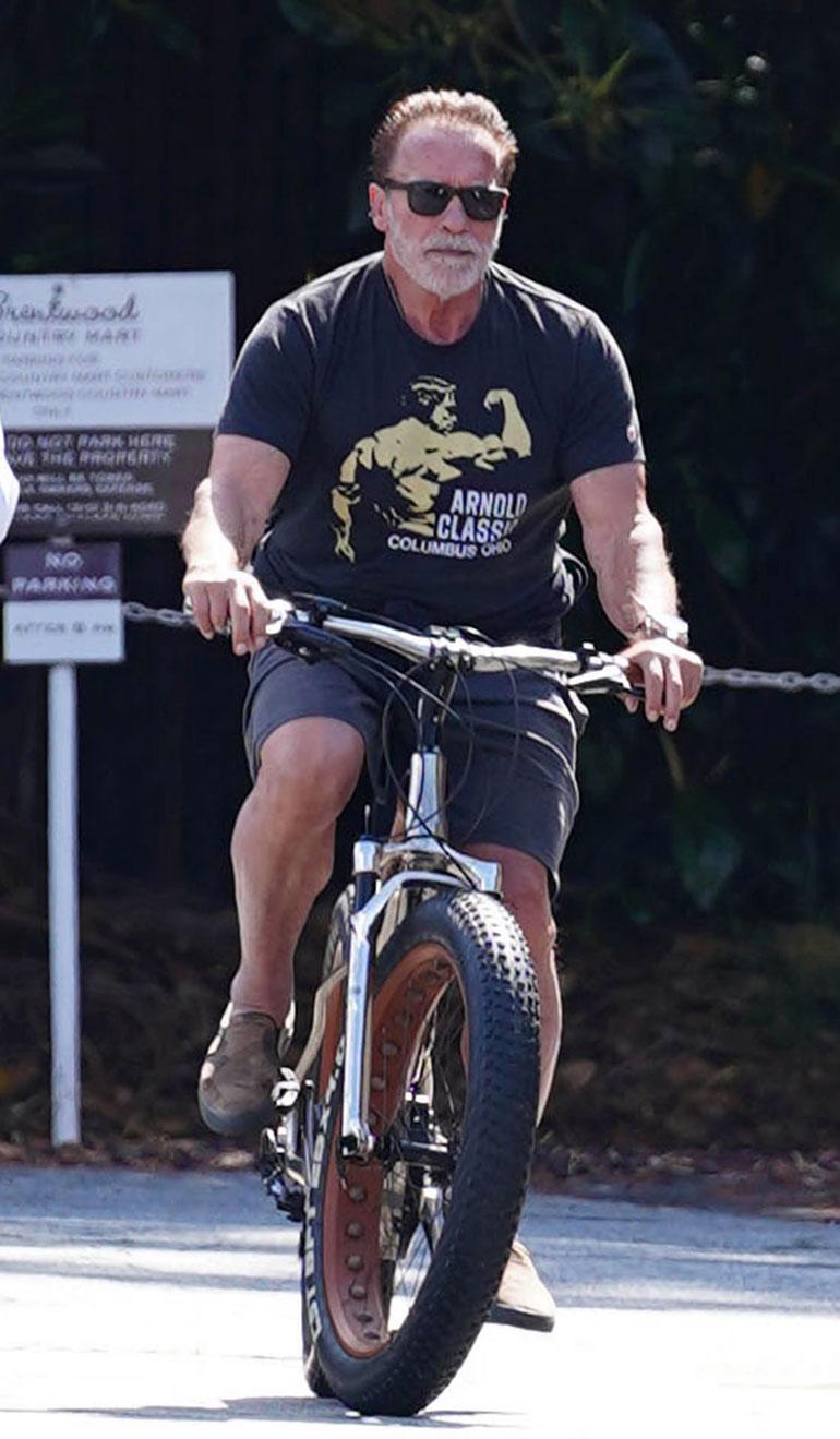 Arnold Schwarzenegger pyöräilemässä.
