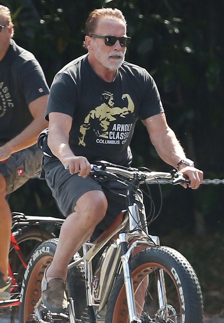 Arnold Schwarzenegger pyöräilemässä 3.