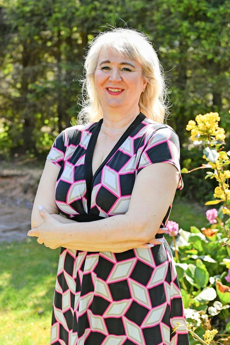 Anne Marie, 59, on luonnonläheinen ihminen, joka rakastaa etenkin löytöeläimiä. Kotoa löytyy kolme papukaijaa ja Virosta pelastettu koiravanhus.