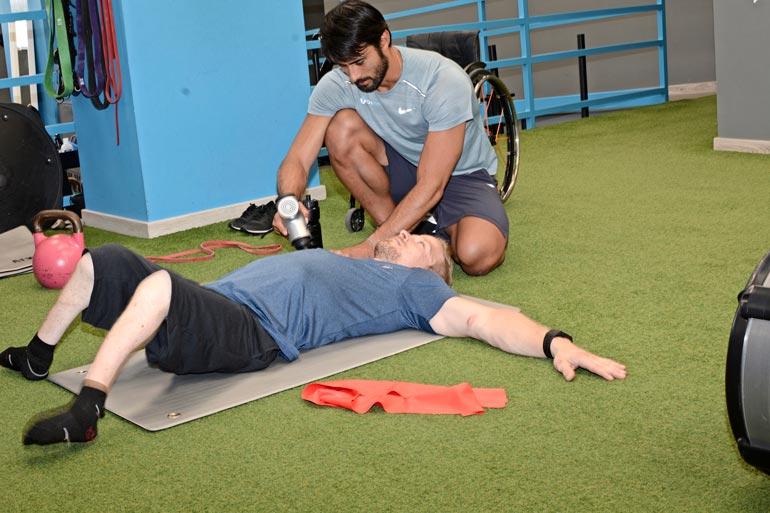 Argentiinalainen personal trainer Nacho auttaa seuraamaan Lepen valmentajan Juha Flinckin antamia ohjeita ja tarkkailee digitekniikalla kehitystä.