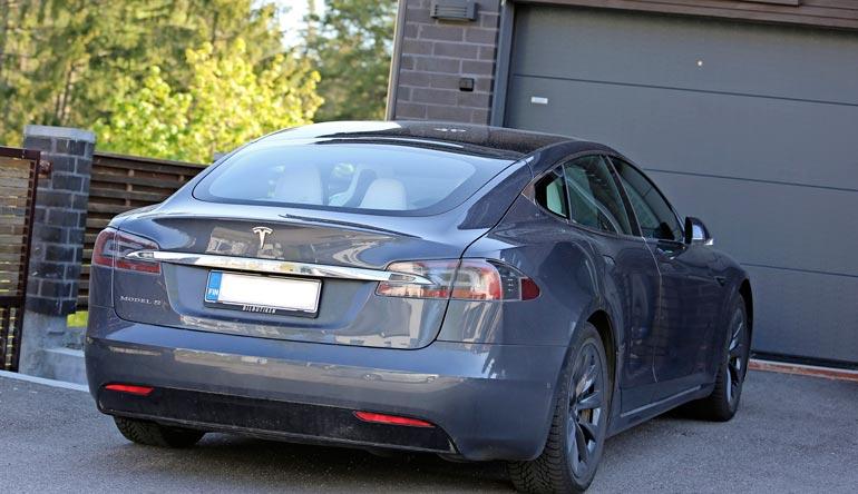 Tesla-sähköauton hinta, liki 100 000 euroa pitää vähävaraiset loitolla.