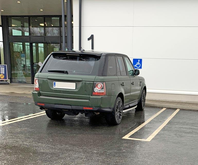 Petterin auto parkkeerattuna invapaikalle.