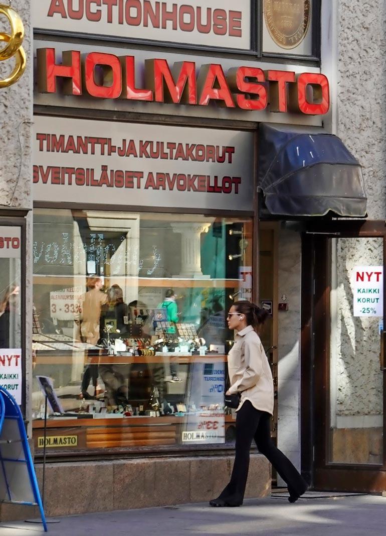 Sofia tiiraili Aleksanterinkadulla kultaliikkeen ikkunoita. Hän taisi valita tulevaa kihlasormusta itselleen.