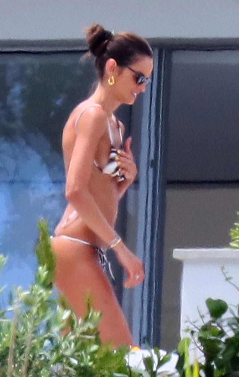 Izabelle Goulart bikinit