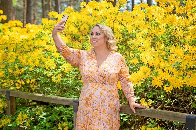 Henna nauttii kotona olemisesta. – Bilettäminen on vaihtunut koti-iltoihin. Tykkään olla oman mieheni kainalossa ja katsoa televisiota. Käymme myös yhdessä urheilemassa.