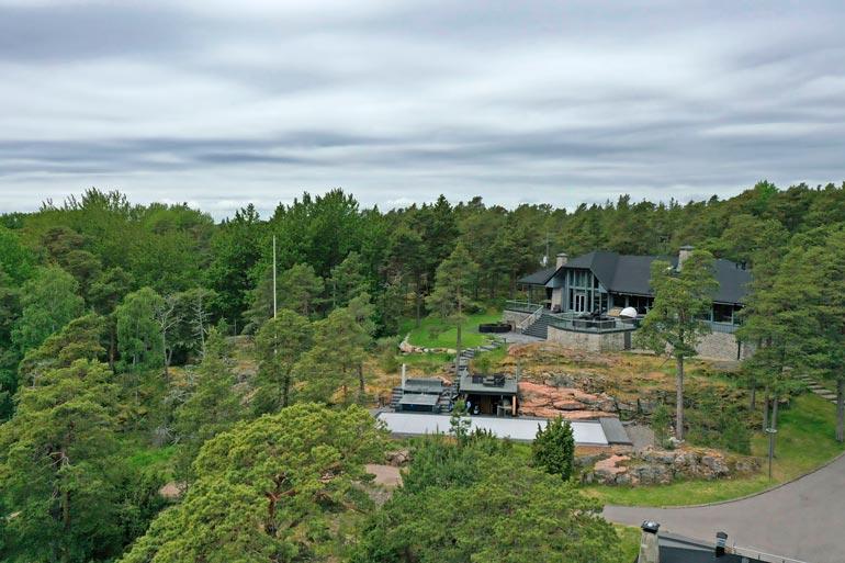Uudet ilmakuvat paljastavat, että Kimi on teettänyt mittavat louhintatyöt tontillaan. Rinteeseen on rakennettu uima-allas ja pitsauunilla varustettu terassi.