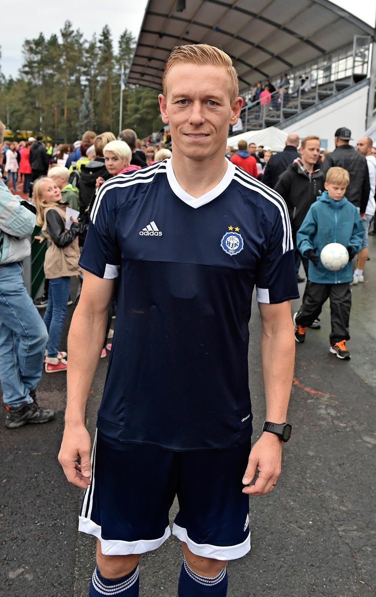 Mikael viihtyi Helsingin yössä Metin ollessa lasten kanssa mökillä.
