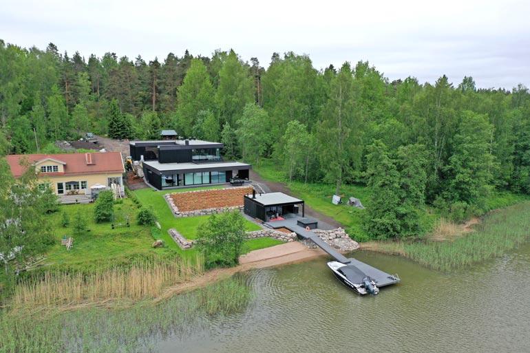 Tontti on saanut kivan nurmipeitteen. Räppärillä on pieni uimaranta, jolta kelpaa pulahtaa Itämeren kuohuihin.