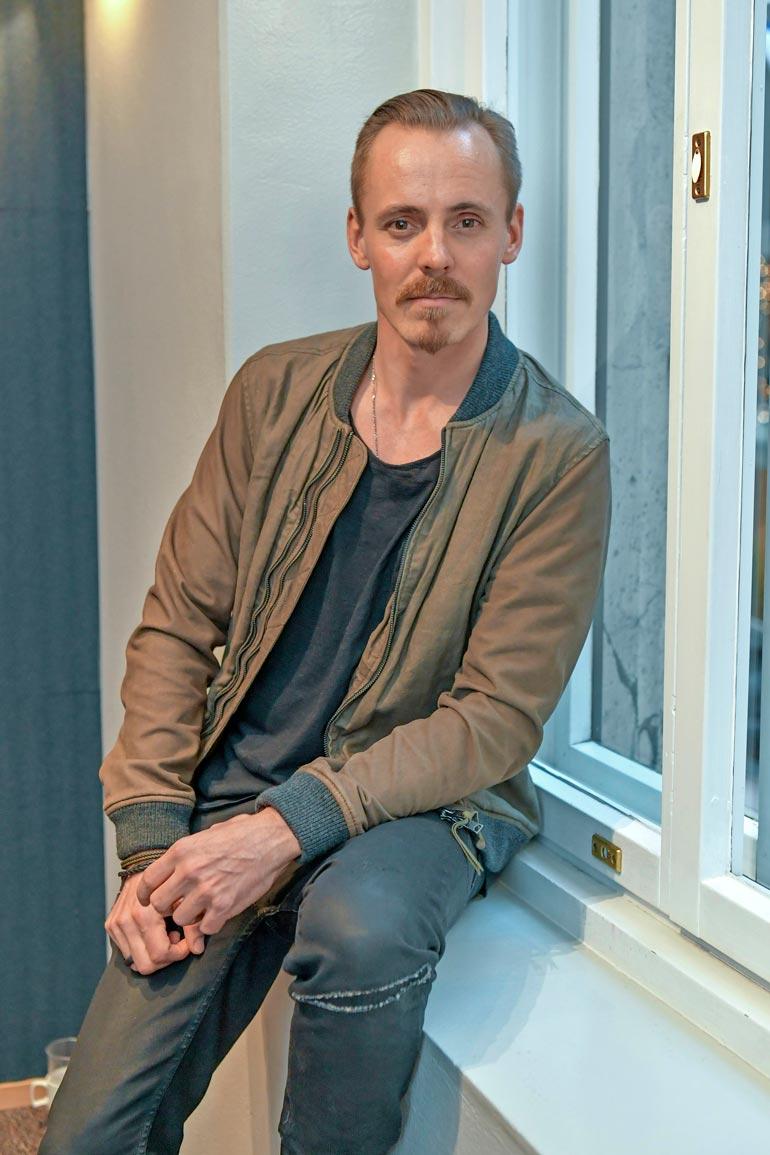 Jasper Pääkkönen on tunnetusti innokas kalamies. Luulisi, että hänellä olisi kova kiire rakentaa oma kalamaja jo Kotkankin vesille.