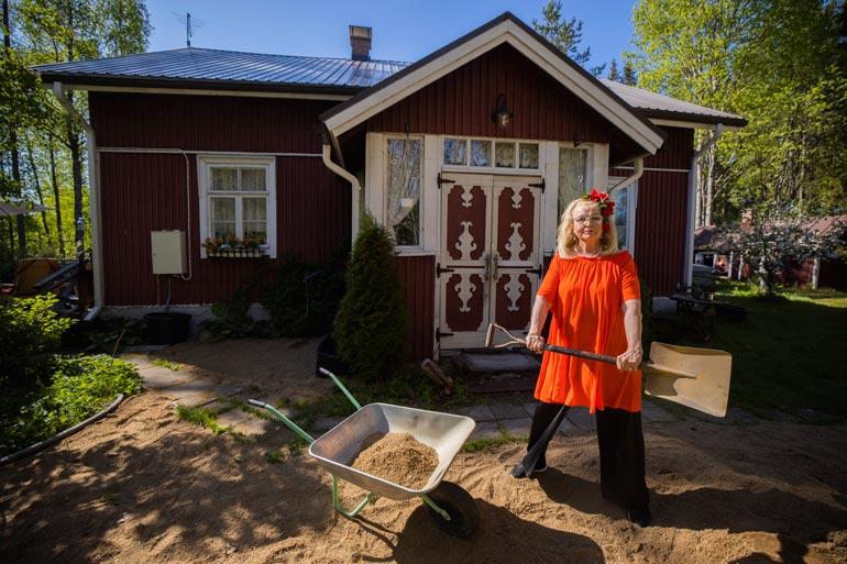 Kuorma-autollinen hiekkaa ja multaa takaa, että Virpi saa oman perunasadon ja pihan tasaiseksi. – Jos vaikka koronan toinen aalto iskee, niin minulla on täällä maalla hyvä olla. Istuttelin tänne tomaatit, salaatit ja pinaatitkin.