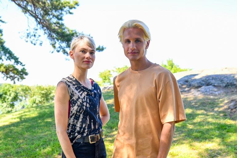 Hemmon roolihahmo Janne kiistelee Rantabaari -sarjassa Jartsa Eerolan näyttelemän Aino Sirjen kanssa. Oikeassa elämässä näyttelijät tulevat kuitenkin juttuun.