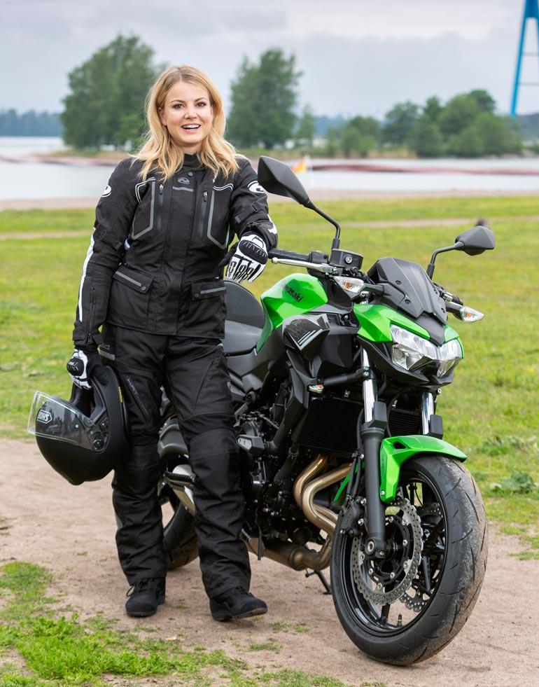 No mutta kukas se siinä! Jannia on mahdoton tunnistaa ajohaalareissaan ja kypärä päässään.