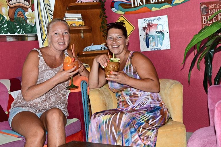 Jaana kävi laittamassa hiukset, meikin ja kynnet suomalaisessa Helmi Beauty Salon -kauneushoitolassa. Henkilökohtainen avustaja Tiia Dahlqvist on ympäri vuorokauden Jaanan apuna.