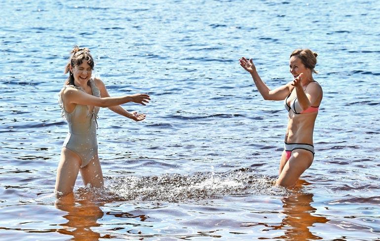 Äiti ja tytär ovat luonteiltaan täysin päinvastaiset. – Minulla vipattaa bilejalka vieläkin, mutta Janette on 18 täytettyään käynyt terassilla vain kerran, Katja nauraa.