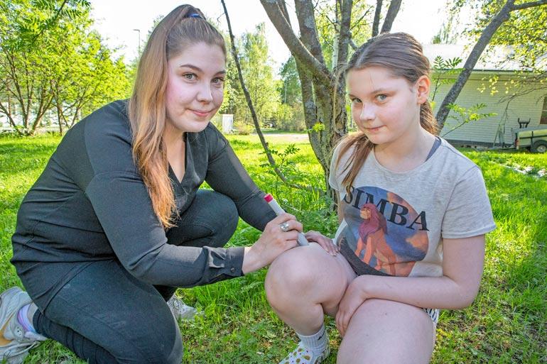 Suvi-äiti antaa Nea-Sofialle pistettävän lääkeannoksen joka toinen viikko. – Tiedän, että vakavampiakin lastensairauksia on, mutta unelmoimme silti tyttäremme terveydestä.